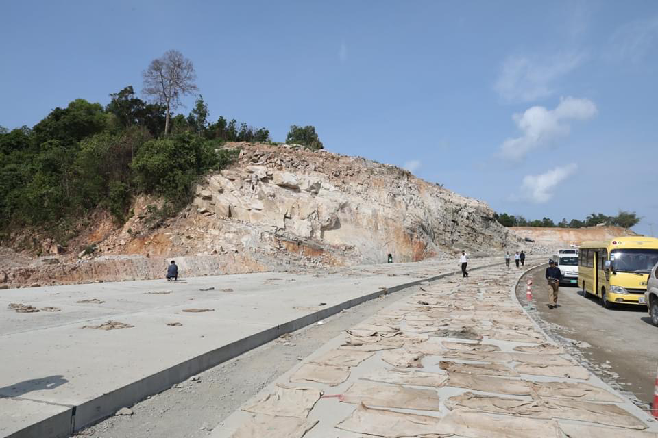 a road si4