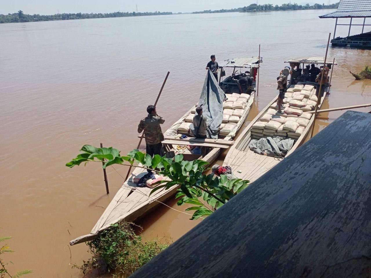 a border lao